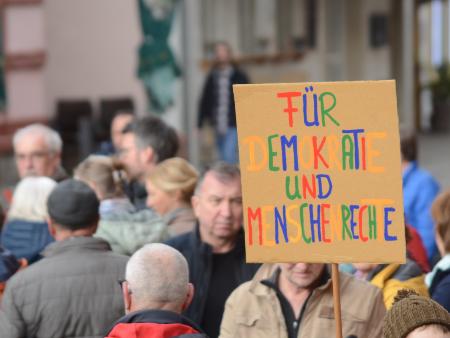 Elterncafé Demokratie und Rechtsextremismus am 25.11.2024 im momentum